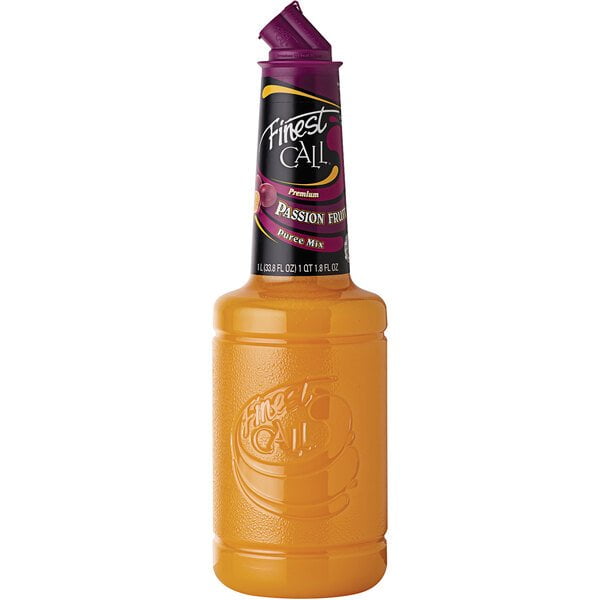 Finest Call Mélange de Purée de Fruit de la Passion Premium de 1 Litre dans une Bouteille Élégante et Haute avec un long Goulot et un Dessus à Versement Facile. la Purée d'Orange Vive Est visible à Travers la Bouteille Transparente, Qui Présente une Image de Marque Embossée. Idéal pour Créer des daiquiris, des smoothies et d'Autres Boissons Mélangées, Ce Mélange Contient 15 % de Jus de Fruits et Offre une Saveur Sucrée et Acidulée de Fruit de la Passion. Conçu pour les bars, les restaurants et les Hôtels, l'Emballage