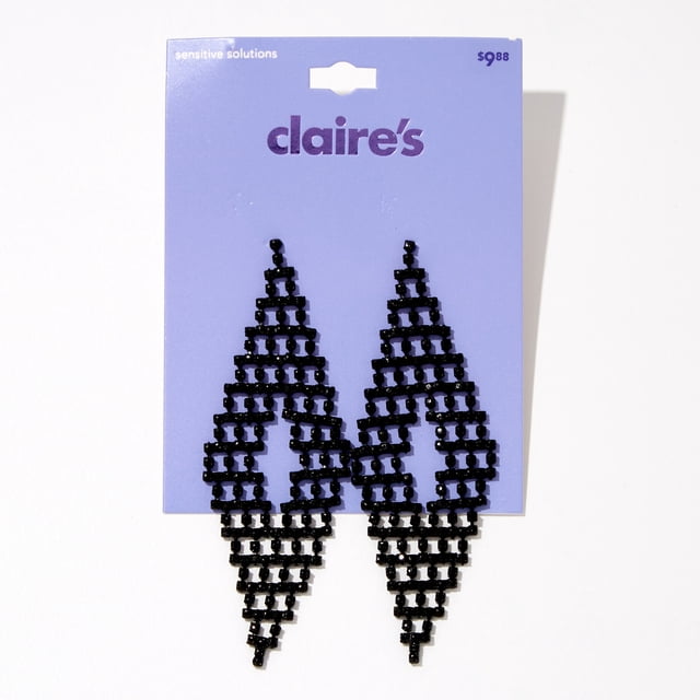Claire's Boucles d'Oreilles Pendantes Triangulaires Noir Jais avec Fermoir à Tige, Présentant un design Triangulaire Audacieux et Moderne avec une Teinte Noire Jais Élégante. Ces Boucles d'Oreilles Déclaratives Sont Exposées sur une Carte Violette de Marque, Mettant en Valeur Leur Motif Géométrique Complexe et les Fermoirs de Tige pour un Port Sécurisé. Idéal pour les occasions Décontractées et Formelles.