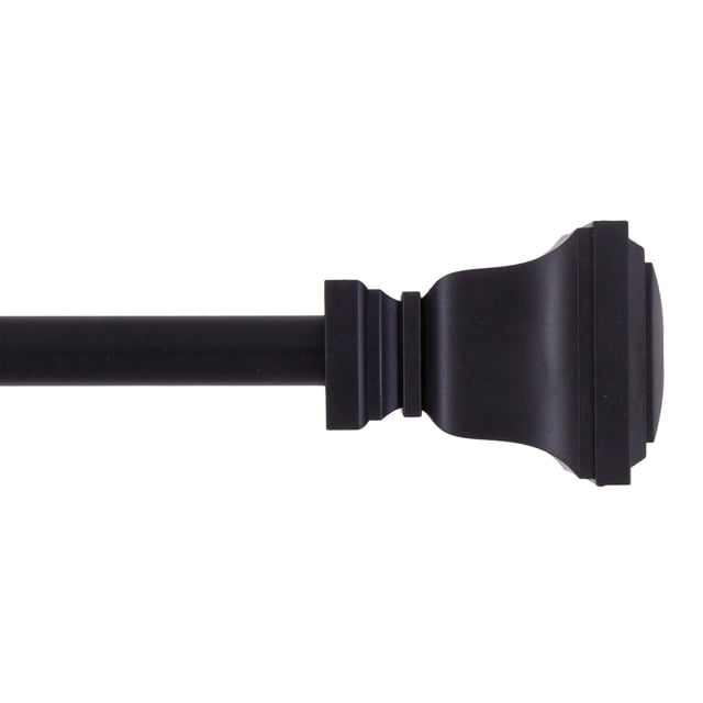 Mainstays Tringle à Rideaux de Café Petite Twain Réglable 28-48 Po en Noir avec Diamètre de 1/2 Po, Doté d'Un Embout Carré et d'Une Finition Mate, Montré sur un Profil Latéral Gros Plan sur Fond Blanc, Convient aux Rideaux et Voilages Légers.