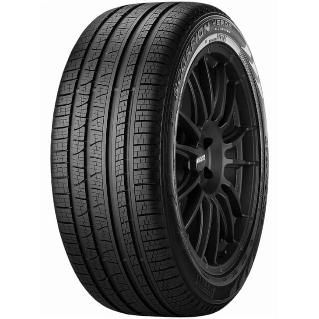 Pirelli Scorpion Verde Toutes Saisons 235/45R19 95H Pneu Toutes Saisons Montré dans une Vue de Profil 3/4 avec Motif de Bande de Roulement Détaillé Comprenant Plusieurs Rainures pour une traction sur Sol Mouillé et Sec, Monté sur une Roue Noire à Multiples Rayons, Conçu pour les Véhicules crossover de Luxe et les VUS Pleine Grandeur, Convient à une Conduite Silencieuse et Confortable.