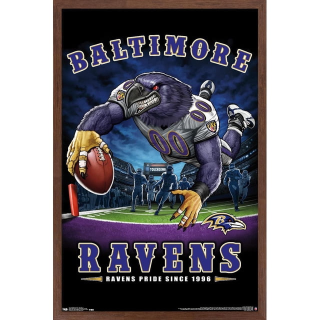 NFL Baltimore Ravens - Affiche Murale End Zone 17 Représente une Mascotte de Corbeau Violet dans un Maillot de football Blanc Numéroté 00 Plongeant pour Marquer un Touché sur un Terrain Vert avec une End Zone Violette. l'Arrière-plan Montrant des Joueurs Silhouettés et un Tableau de Bord Lisant « touchdown ». Texte Audacieux Lisant « Baltimore Ravens » et « Ravens PRIDE SINCE 1996 » avec le logo de l'Équipe en Bas à Droite. l'Affiche