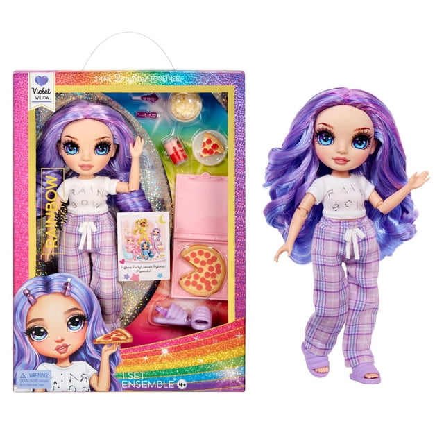 Rainbow High Jr High PJ Party Violet (Violet) Poupée Articulée de 9 Po Portant un Pantalon de Pyjama à Carreaux Violet, t-shirt Blanc avec Texte « Rainbow », et Pantoufles Violettes. Présente de Longs Cheveux Bouclés Violets et Comprend une Tranche de pizza, du Maïs Soufflé, un soda, des Pinces à Cheveux et des Accessoires Peigne dans un Emballage à Thème Arc-en-Ciel, Idéal pour le Jeu Créatif.
