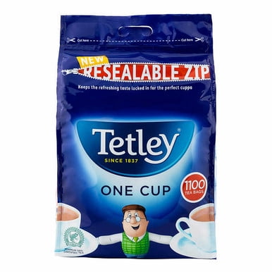 Tetley Thé Orange Pekoe, 1 100 Unités, dans un Emballage Bleu Refermable Présentant le logo Tetley, un Personnage de Dessin Animé et un Texte Mettant en Valeur la certification Rainforest Alliance. l'Emballage Contient 1 100 Sachets de Thé Noir, Pesant 2,5 kg.
