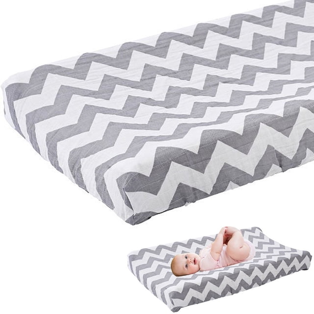 POINTERTECK Housse de Matelas à Langer en Coton Doux et Respirant avec Motif chevron Gris et Blanc. Lavable et Réutilisable, Convient à la Plupart des Matelas à Langer Profilés, des Matelas de table à Langer Plats, des Matelas de Berceau et des Matelas de Berceau, Mesurant Environ 81 x 41 x 13 cm. Comprend une Sangle Élastique pour un placement Sécurisé et une installation Facile. Convient aux Tout-Petits de 0 à 3 Ans.