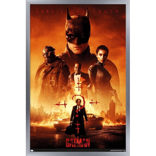 DC Comics Film The Batman - Affiche Murale sur une Feuille, 22,375 Pouces x 34 Pouces Encadrée Mettant en Vedette la silhouette Sombre de Batman avec des Oreilles Pointues sur un Fond orange Ardent. Voici Trois Personnages : l'Un Portant un Masque et des Lunettes, l'Autre un Smoking Marqué d'Un Point d'Interrogation Rouge et de Symboles Croix, et l'Autre Tenant un Pistolet. un Homme en long Manteau Se Tient devant une Voiture en Feu au Bas. l'Expression « Démasque la Vérité »