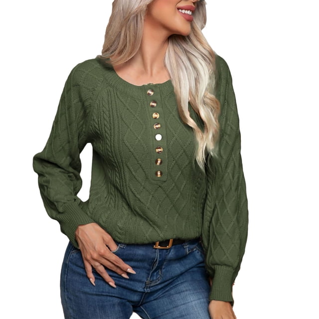 Timegard Chandail pour Femme à Col Rond, Détails de Boutons et Manches Longues en Tricot Texturé Vert. Présente un Motif en Tricot à Losanges, des Boutons Ton Or et des Poignets Côtelés. Style Décontracté avec jeans Bleus, Convient pour l'Automne et l'Hiver.