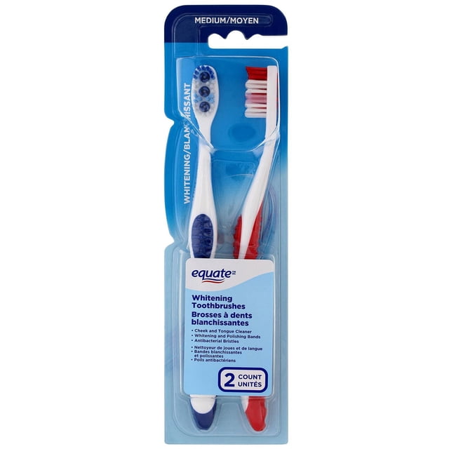 Equate Brosse à Dents Blanchissante Moyenne, Lot de 2, avec Deux Brosses à Dents Manuelles à Poils Moyens, l'Une avec des Bandes de Polissage Bleues et des Poils Antibactériens, l'Autre avec des Poils Rouges et Blancs, Toutes Deux avec Poignées Faciles à Saisir et Nettoyants pour Langue pour un Élimination Efficace de la plaque et un Blanchiment des Taches de surface.