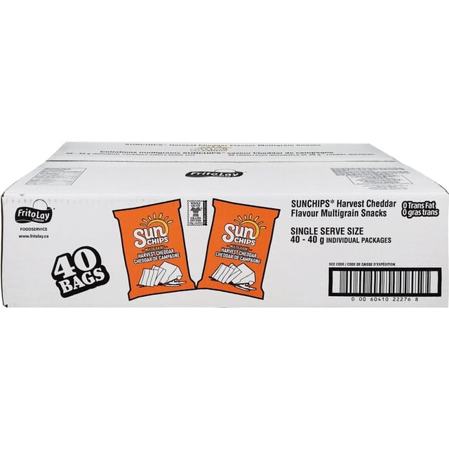 SunChips Collations Cheddar Récolte, Lot de 40 Grammes de 40. la Boîte Contient 40 Sacs à Portion Individuelle de Croustilles Multigrains Faits avec 100 % de grains Entiers et Aromatisés au Vrai Cheddar. l'Emballage Met en Valeur la texture Ondulée des Croustilles, 0 Gras trans et FritoLay Marque Canada. les Détails Nutritionnels et l'Information sur le Produit Sont Également Visibles.