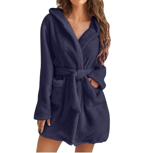 CHUANK Peignoirs Courts pour Femmes, un Peignoir à Capuche en Peluche Ultra Doux et Duveteux de Couleur Unie. Ce Vêtement de Nuit Léger Longueur Genou Présente des Manches Longues, une Ceinture à Nouer à la Taille et des Poches Pratiques. Fabriqué en Molleton de polyester, Il Offre un Confort et une Chaleur Exceptionnels, Idéal pour une Utilisation Décontractée, à la Maison Ou comme Vêtement d'Intérieur au Printemps, à l'Automne et en Hiver.