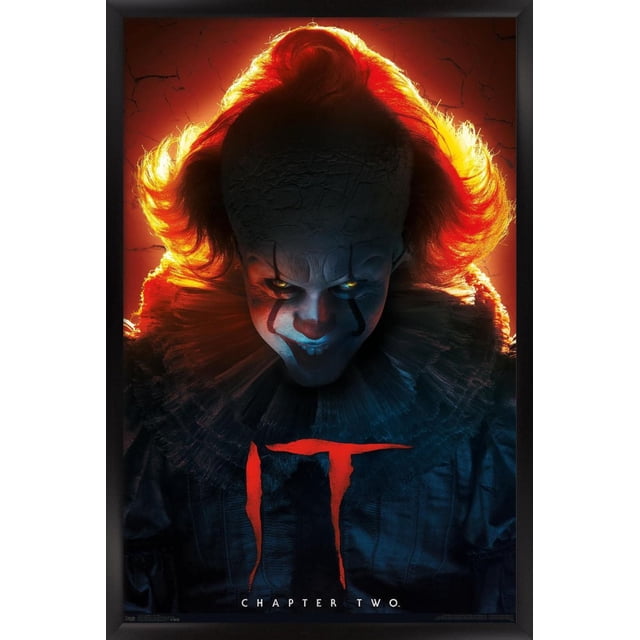 IT : Chapitre 2 - Affiche Murale « Evil Glow », 22,375 Po x 34 Po Représentant une Figurine Sombre aux Cheveux Rouge Vif Lumineux et un Col à Volants Superposés, Rétroéclairée sur un Fond Sombre Fissuré, avec le Titre « IT » Rouge et le Texte « Chapitre Deux » Ci-Dessous, Convient pour Ajouter une Oeuvre Murale à Thème d'Horreur Audacieuse à Toute Pièce.