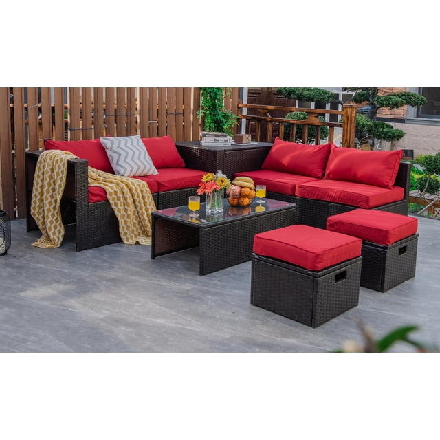 Costway Ensemble de Mobilier de Patio en Rotin 8 Pcs avec Coussins Rouges Disposés dans un Espace Extérieur. Comprend une table Basse en Verre Trempé, une Boîte de Rangement, Deux ottomans, Deux sofas Sans Accoudoirs et Deux sofas d'Angle. le Cadre en Rotin PE Brun Mélangé et des Coussins Rouges Vibrants Offrent une Disposition Modulaire et un design Gain de Place, Idéal pour les patios, les Jardins Ou les Zones au Bord de la Piscine.