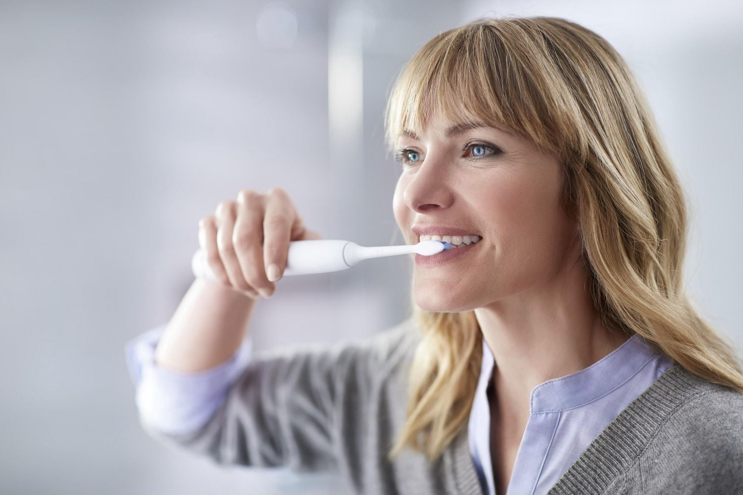 Philips Sonicare ProtectiveClean 4500 Brosse à Dents Électrique Rechargeable pour la Santé des Gencives, HX6827, Blanc