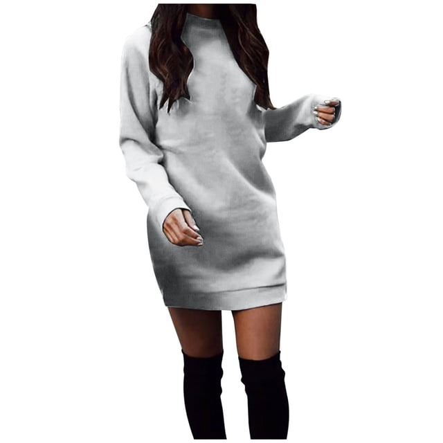 Robe Chandail Longue pour Femmes en Gris, Présentant un design Uni Décontracté avec des Manches Longues et un Col Rond. Fabriquée en Tissu polyester Léger, Cette Robe Chandail Offre une Coupe Confortable et Convient aux occasions Polyvalentes comme les Sorties Décontractées, les Fêtes Ou le Travail. la Robe Est Montrée dans une Vue Orientée vers l'Avant, Style avec des Cuissardes Noires.
