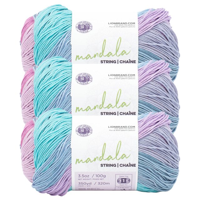 Lion Brand Mandala® Fil à Ficelles #1 Superfin/à Doigts 100 G/320 m 3 Pelotes Montrant Trois Écheveaux de Fil Acrylique Auto-Rubanné en Rose pastel, turquoise, Lavande et Bleu Pâle, Chacun Enveloppé d'Une Étiquette Blanche Présentant le logo de la Marque, le Poids et la Longueur, Convient aux Lacets, Châles et Accessoires.