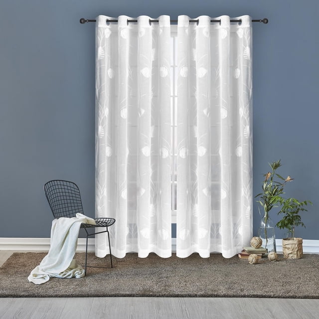 Safdie & Co. Dolly Rideau Brodé 54X84L Panneau de Rideau Voile Palmier Blanc avec Broderie Palmier Blanc sur Tissu Translucide, Oeillets Métalliques pour Suspension Facile sur Tringle Noire, Montré dans une Pièce aux Murs Bleus, une Chaise à Fil Noir avec un Jeté Blanc, et des Plantes en Pot sur un Tapis Brun, Idéal pour Filtrer la Lumière Naturelle Tout en Conservant l'Intimité.