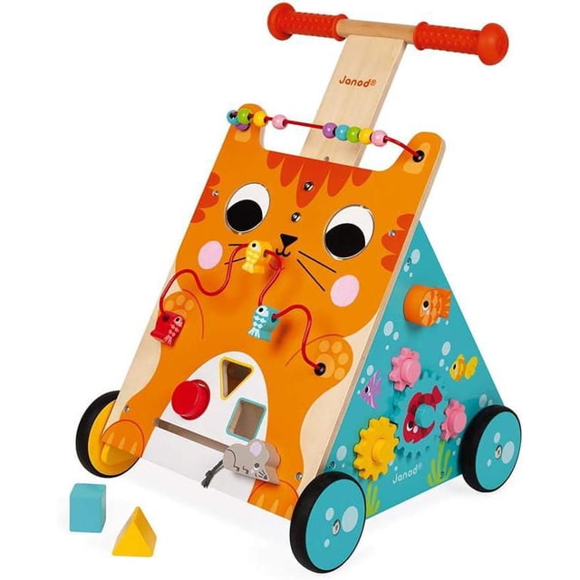 Janod Baby Walker pour Chat Multi-Activités avec un Cadre en Bois Présentant un Visage de Chat orange sur le Panneau avant, Labyrinthe de Perles, Trieur de Formes avec Formes Rouge, Jaune et Bleue, et un Curseur Souris Gris. Il a une Poignée à Hauteur Réglable avec Poignées Rouges, Quatre Roues en Caoutchouc Bleues, et des Engrenages Interactifs et des Décorations de Poissons sur les Panneaux Latéraux Bleus. Convient aux Tout-Petits de 12 Mois et Plus pour Développer les Habiletés Motrices et Encourager la Marche.