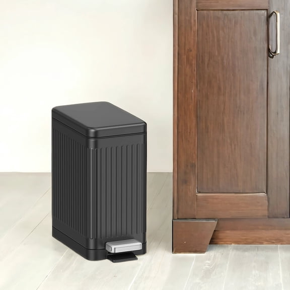 LEDREM Poubelle de Salle de Bain Mince avec Couvercle, Poubelle à Pédale à Fermeture en Douceur de 2,6 Gallons, Design Cannelé pour Petits Espaces - Acier Inoxydable,Noir