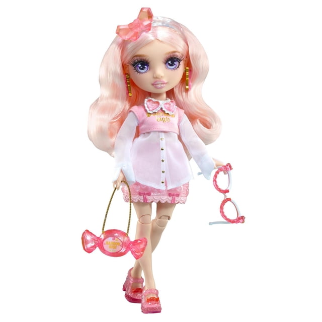 Rainbow High Creative Crystals Bella - Poupée Mannequin Rose de 11 Po avec de Longs Cheveux Rose Ondulés, Portant une Robe Superposée Rose et Blanche avec Boutons Dorés, Tenant des Lunettes de Soleil en Cristal Roses et un Sac Rose en Forme de Bonbon avec une Chaîne Dorée, et Portant des Chaussures en Cristal Roses.
