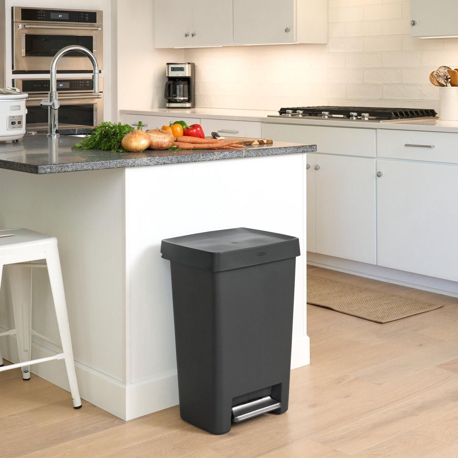 Rubbermaid 13 Gallon Step-On Kitchen Trash Can with Lid, Garbage Can, Charcoal Trash Container
