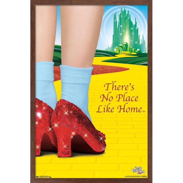 Le Magicien d'Oz - Affiche Murale « No Place Like Home », 22,375 Po x 34 Po Représente des Jambes en Chaussettes Bleu Pâle Portant des Talons Pailletés Rouge Étincelant Debout sur une Route de Briques Jaunes Menant à une Ville Émeraude Verte Lumineuse sous un Ciel Bleu, avec la phrase « There's No Place Like Home » en Écriture Rouge, Convient à la Déco Maison et à l'Art Mural.