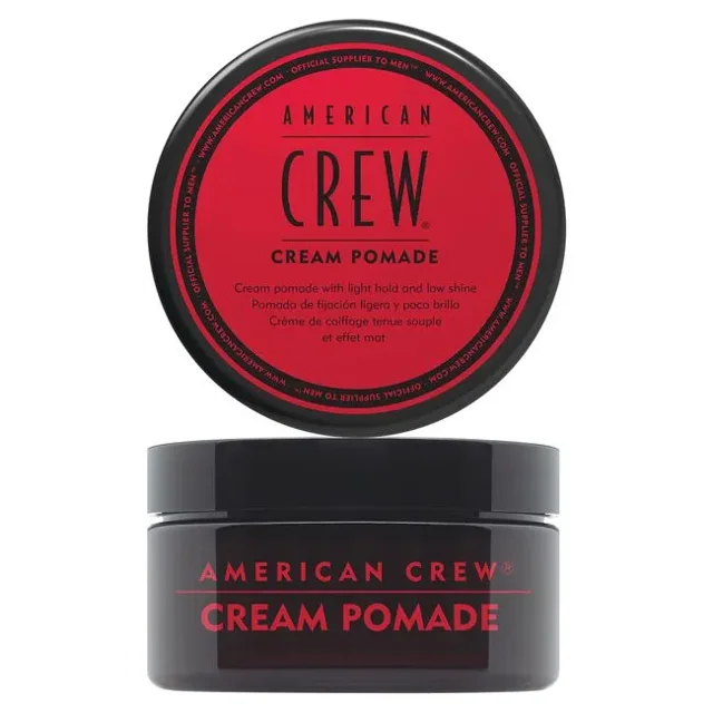 American Crew Pomade Crème 3oz, un Produit de Coiffage Riche en Hydratation dans un Pot Noir avec un Couvercle Rouge. Conçu pour les Cheveux Raides à Ondulés et Bouclés, Il Offre une Tenue Légère et une Faible Brillance pour une Finition Naturelle et Texturée. Idéal pour les Cheveux de Longueur Courte à Moyenne et Facile à Laver.