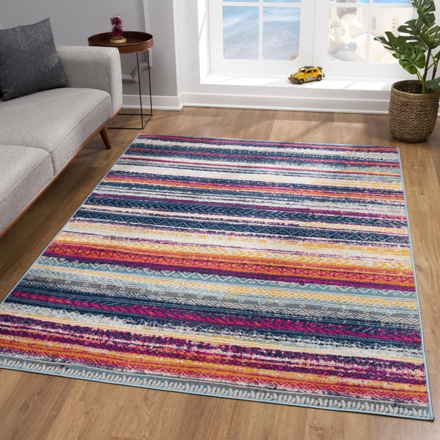 SAVANNAH Tapis 2X4 MULTI Abstrait avec Rayures Horizontales Colorées en Bleu Marine, Rose, Jaune et Blanc, Fait de 100 % Polypropylène avec envers en jute, Exposé sur un Plancher de Bois Franc dans un Salon Moderne avec un sofa Gris, une table d'Appoint et une Plante en Pot Près d'Une Fenêtre. Convient aux Salons, Chambres Ou Bureaux.