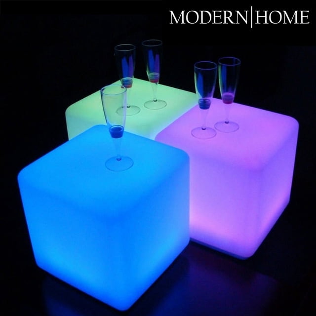 Modern Home Tabouret Cube Lumineux à DEL, 16 Pouces, Affiché en modes de Changement de Couleur Vibrants Incluant Bleu, Vert et Rose. Chaque Cube Présente une surface PE Lisse et Est Surmonté de Verres champagne pour l'Affichage. Comprend une Télécommande Infrarouge avec 16 Couleurs et 4 modes, Convient pour Être Utilisé comme Siège, un ottoman Ou une table. Rechargeable avec jusqu'à 8 Heures de Temps de Travail par charge et Résistant à l'Eau pour une Utilisation Extérieure.