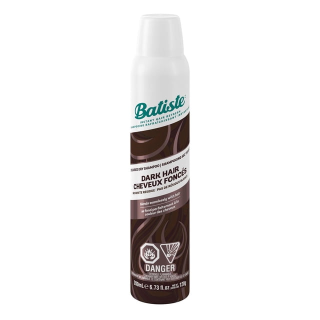 Batiste Plus Divine Dark Dry Shampoo en Aérosol de 200 ml Blanc et Brun Foncé pour Cheveux Foncés, Étiqueté en Anglais et en Français, avec Icônes d'Avertissement Inflammables, Conçu pour Rafraîchir les Cheveux Sans Résidu Blanc et Se Marie à la Couleur des Cheveux Foncés.