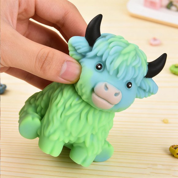 BUTASY Jouet Squishy Vache des Highlands, Balle Anti-Stress Vache des Highlands Douce à Remontée Lente, Jouet Sensoriel Anti-Stress Mignon et Drôle pour Cadeaux de Fête d'Anniversaire (Vert)