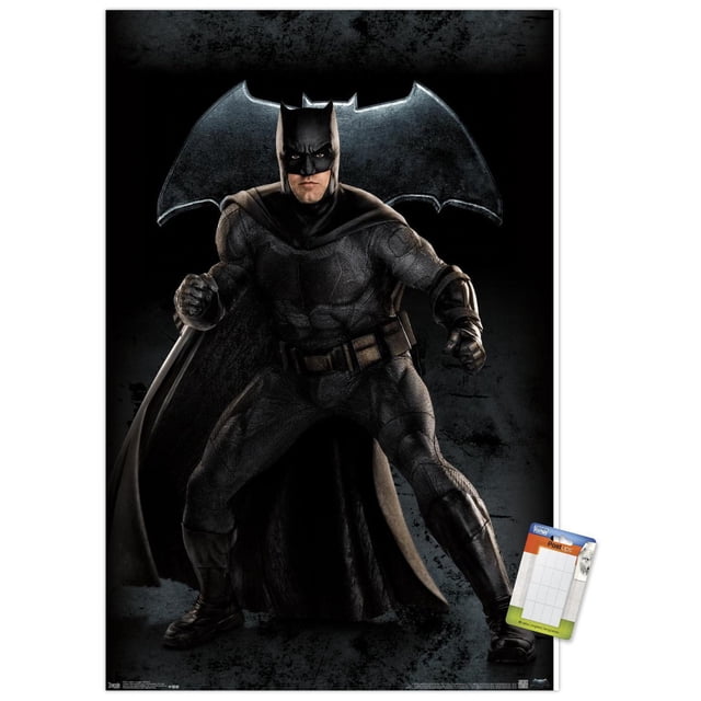 DC Comics Film - La Ligue des Justiciers - Affiche Murale Batman, 14,725 Pouces x 22,375 Pouces Encadrée, Représentant Batman en Tenue Texturée Noire avec cape et Ceinture Utilitaire en Position de Combat devant un Symbole de Chauve-Souris Lumineux sur Fond Sombre, Imprimée sur Papier d'Affiche Lustré Certifié FSC avec une Finition Satinée, Idéale pour Décorer des Chambres, des Bureaux Ou des Dortoirs.