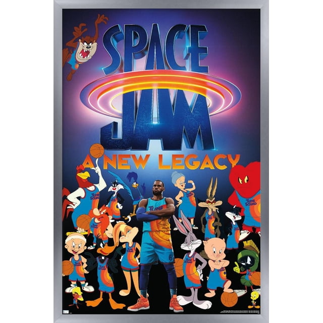 Space Jam : A New Legacy - Affiche Murale d'Équipe, 14,725 Po x 22,375 Po Mettant en Vedette des Personnages Looney Tunes Orientés vers l'Avant et un Joueur de basketball en Uniformes Bleu et orange Tune Squad. l'Arrière-plan Bleu Foncé Comprend le Grand « Space Jam' title » avec un Anneau orange Lumineux et un Texte « A New Legacy » Ci-Dessous. Personnages Tels Que Bugs Bunny, Daffy Duck, Porky Pig, Tweety, Sylvester, Lola Bunny