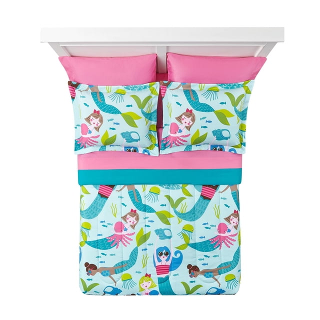 Mermaid Ensemble de Literie pour Enfants avec Couette Réversible et Couvre-Oreillers Présentant des Sirènes Colorées, des Pieuvres, des Méduses et des Algues sur Fond Bleu Pâle, Assorti à des Draps-Housses et Plats Rose Vif sur un Cadre de Lit Blanc, Idéal pour Ajouter un Charme Ludique sous-Marin à la Chambre d'Un Enfant.