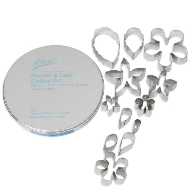 Ateco Ensemble Cutter Fleur et Feuille avec 11 Emporte-Pièces en Acier Inoxydable de Formes et de Tailles Assorties, Incluant des Motifs de Marguerite, Calice, Pétale de rose et Feuille de rose. Livré avec une Boîte de Rangement Ronde de Marque.