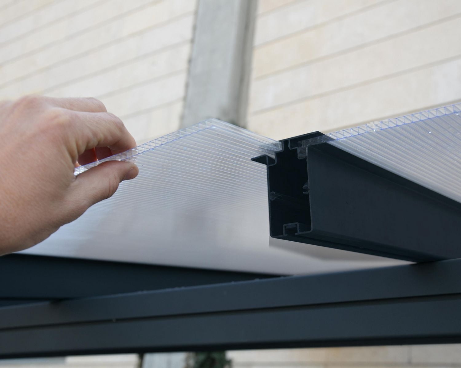 CANOPIA by PALRAM Sierra Couverture de patio en aluminium de 7,5 pi x 15 pi - Gris