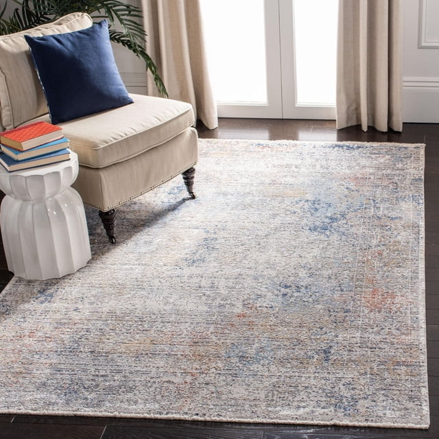 Safavieh Dream Jessamine Tapis Traditionnel Surteint avec un Motif Usé en Tons Bleu, beige et Rouille sur Planchers de Bois Franc Sombres, Montré avec une Chaise Rembourrée beige et un Oreiller Bleu Marine à Côté d'Une table d'Appoint en Céramique Blanche avec des Livres. Ce Tapis d'Accent durable Présente des techniques de Nouage Persanes Traditionnelles et Convient à la Déco Classique de la Maison.