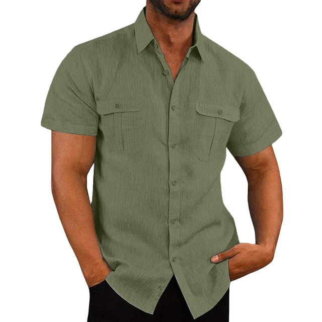 Chemises Décontractées pour Hommes en Coton et Lin Uni à Double Poche, Manches Courtes, Teinte Vert olive Clair. La Chemise Présente un devant Boutonné, des Manches Courtes et Deux Poches Poitrine avec Fermetures à Boutons. Fabriquée en Mélange Coton-Lin Doux et Respirant, Elle Est Conçue pour un Usage Décontracté et les Vacances. Présentée sur un Modèle sur Fond Blanc Uni.