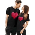 thumbnail image 2 of Chandails des Fêtes pour Couples Assortis Saint-Valentin Légers Mode Cœur Imprimé Col Rond Décontracté Manches Courtes Tunique T-Shirt Confortable Doux Respirant Blouse Tee pour Lui et Elle Noir TG, 2 of 6