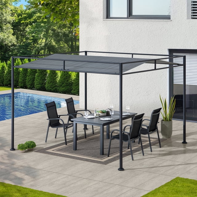 pergola Darkeford V1B de 10 Pi x 10 Pi avec Auvent en Pente Gris Foncé et Cadre en Métal Noir sur un patio Carrelé à Côté d'Une Maison Blanche Moderne. En Dessous, un Ensemble de Salle à Manger Extérieur Noir avec Quatre Chaises en Maille sur un Tapis Rectangulaire. la pergola Offre une Ombre Extérieure durable Près d'Une Piscine et de la Verdure, Idéale pour les Rassemblements dans la Cour et les Repas en Plein Air.
