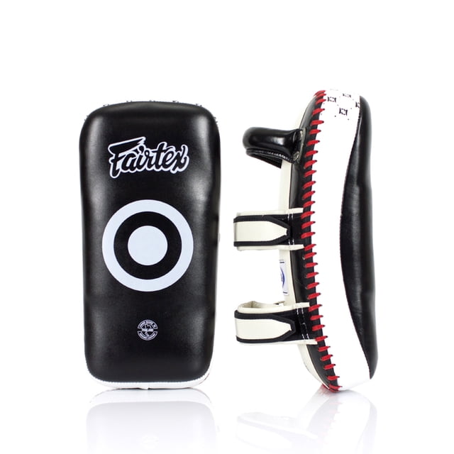Fairtex Tapis Thaïs Courbés Vue de studio Orientée vers l'Avant d'Un Seul Tapis de Frappe Courbé avec Bord en Mousse Superposée visible, Sangles Arrière Ajustables et Compartiment pour les Mains, Fairtex Marque sur la surface de Frappe dans un Arrière-Plan Neutre; Conception Courbée Réduit la Tension du Support et Mousse Multicouche Offre une absorption des Chocs, Convient à l'Entraînement de Muay-Thaï et de kickboxing et Est Souvent Utilisé pour les Exercices de Frappe des Partenaires.