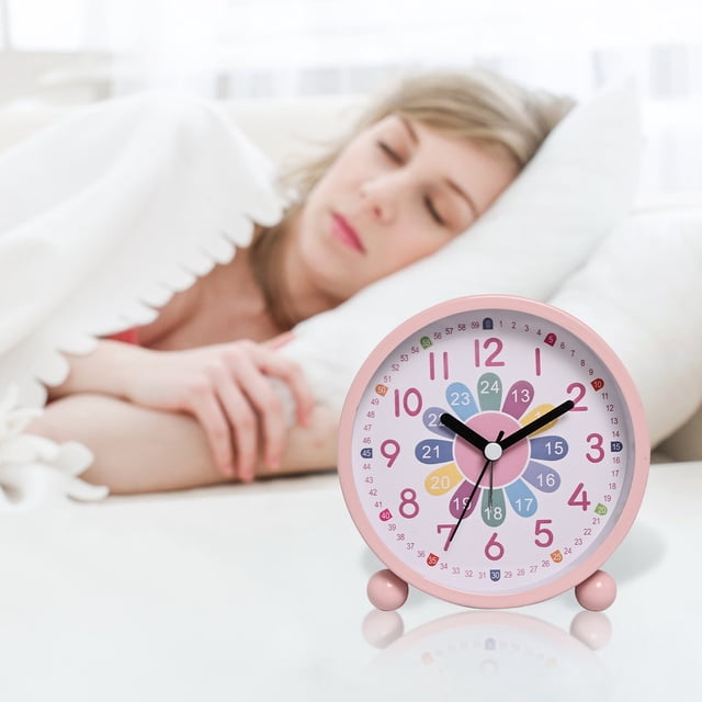 Réveil pour Enfants, Réveil Analogique avec Cadre en Métal Rose Peint et Chiffres Colorés sur le Cadran pour l'Apprentissage de l'Heure. Ce Réveil à quartz pour Enfants Ne Tic-Tac pour un Fonctionnement Silencieux, Boutons Faciles à Utiliser pour Fixer l'Heure et l'Alarme, et un Bouton de Veilleuse pour un Éclairage Doux. Idéal pour Enseigner l'Heure et Favoriser des routines de Sommeil Détendues.