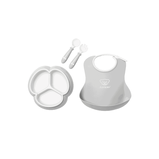 BabyBjorn Ensemble pour l'Heure des Repas, 4 Pcs, Gris, Comprenant une Assiette en Forme de Trèfle à Trois Compartiments, une Cuillère et une Fourchette avec des Poignées Courtes et Faciles à Saisir, et un Bavoir Ajustable avec un Tour de Cou Doux et une Grande Poche Anti-Déversement. l'Ensemble Est Sans BPA, Sans PVC, Va au Lave-Vaisselle, et Livré dans une Mignonne Boîte-Cadeau.