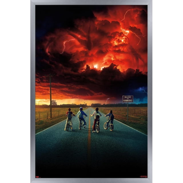 Netflix Stranger Things : Saison 2 - Affiche Murale d'Art Clé, 22,375 Po x 34 Po Encadrée Représente Quatre Enfants à Vélo Arrêtés sur une Route Rurale Face à un Ciel Rouge Ardent avec des Éclairs et des Nuages Sombres, avec un Panneau « Bienvenue chez Hawkins » sur la Droite, Idéal pour l'Art Mural et la Déco de Chambre, Encadré en Argent.