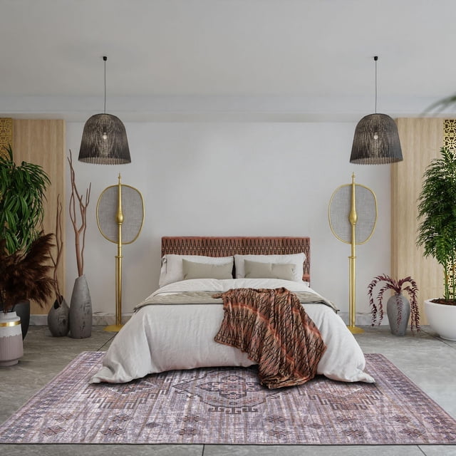 ECARPET Oriental, Tapis de Style Persan Gris de la Kashkuli Collection avec un Tissage Plat Bas durable et des Motifs Géométriques Traditionnels, Placé sous un Lit avec une Literie beige et une Tête de Lit à Motifs dans une Pièce Moderne avec des Planchers en Béton, des Plantes en Pot et des Suspensions Noires, Idéal pour les Zones Familiales à Fort Achalandage.