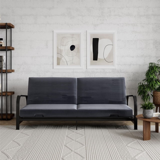 Mainstays Futon à Bras en Métal avec Cadre en Métal Noir et Matelas Gris Pleine Grandeur, Montré Orienté vers l'Avant dans un Salon Minimaliste avec art Abstrait Encadré au-Dessus, Étagères en Bois à Gauche, et Plantes en Pot à Droite, avec design compact, Pinces de Retenue de Matelas et Pieds de Soutien Renforcés pour la Durabilité, Idéal pour les Petits Espaces et les Chambres d'Amis.