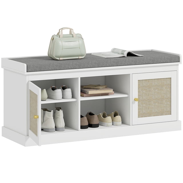HOMCOM Banc à Chaussures avec Rangement et Coussin Rembourré en Blanc, au design Bohème Chic avec accents en Rotin et Poignées Dorées. le Banc Comprend un Coussin Rembourré en Mousse avec Tissu Aspect Lin Respirant et Lavable pour le Confort. Il a des Armoires à Deux Niveaux et des Étagères Ouvertes, Organisant jusqu'à Neuf Paires de Chaussures. des Étagères Ajustables Accueillent Diverses Pointures de Chaussures. Fabriqué en MDF avec une Finition Mélamine, Supporte jusqu'à 326 Lb. Dimensions : 41,3 Pouces de Large, 13,8 Pouces de Profondeur et 18,5 Pouces de Hauteur