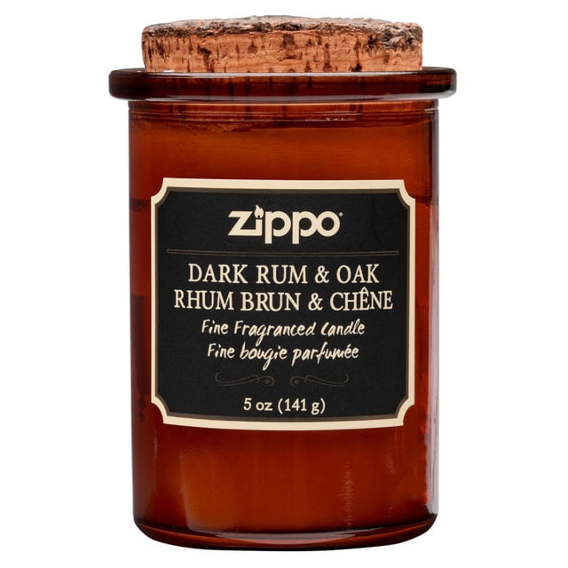 Zippo Bougie Rhum Foncé et Chêne 5 oz Bougie Parfumée en Verre Ambre Recyclé avec Couvercle en Liège à Bord Vivant, Présentant une Étiquette Noire avec Texte Crème Décrivant Son Doux Parfum de Rhum en Baril de Chêne avec des notes de Café, de patchouli et de Fleur d'Oranger, Idéale pour une ambiance à la Maison.