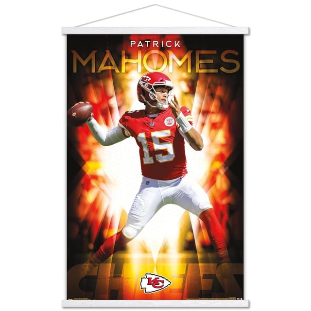 NFL Kansas City Chiefs - Patrick Mahomes II Affiche Murale 18, 22,375 Po x 34 Po Encadrée Montrant le Quart-Chef Patrick Mahomes en Uniforme des Chiefs Rouge et Blanc Numéro 15 Se Préparant à Lancer un Ballon de football avec un Arrière-Plan Ardent et le logo des Chiefs au Bas, Convient à la Déco de Chambre de fan de sports.