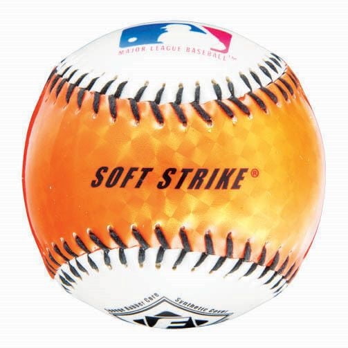 MLB T-Balls Métalliques Soft Strike Montrant un Gros Plan d'Un baseball avec une Couverture Synthétique chrome orange Vif, des Surpiqûres Noires et le logo de la Ligue Majeure de baseball sur des Panneaux Blancs, Conçus avec un Noyau en Éponge de Caoutchouc Solide pour l'Utilisation Officielle de T-Ball, Convenant Aussi à la Pratique du baseball pour Débutants.