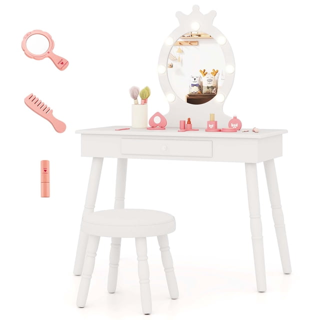 Costway Coiffeuse pour Enfants Ensemble Coiffeuse Princesse et Chaise avec Miroir Éclairé en Blanc. l'Ensemble Comprend une Coiffeuse avec un Miroir en Forme de Couronne avec des Lumières DEL Réglables à 3 Couleurs, un Tiroir Coulissant et un Tabouret Rembourré. des Accessoires comme un Rouge à Lèvres Jouet, un Peigne et un Miroir à Main Sont Exposés sur la Table. Fabriqué en MDF et Bois de Pin, l'Ensemble Est Conçu pour les Enfants de 3 à 7 Ans et Comprend des Éléments Anti-Basculement et Antidérapants pour la Sécurité. Convient aux Chambres Ou aux Salles de Jeux.
