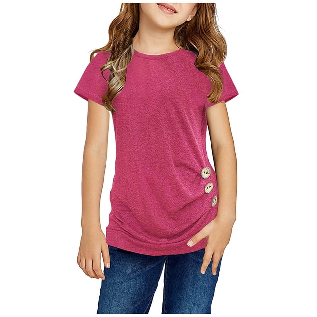 Hauts Tuniques Décontractés pour Filles, Nœud à l'Avant, Boutons, Blouse T-Shirt Tee à Manches Courtes de Couleur Rose Unie. Présente une Encolure Ronde, des Manches Courtes et un design à Nœud Torsadé avec des Boutons Latéraux Décoratifs. Fait de 90 % Coton et 10 % Élasthanne pour une Coupe Douce, Respirante et Légèrement Extensible. Convient aux Filles de 4 à 13 Ans, Idéal pour le Port Quotidien, l'École Ou les Sorties Décontractées. Montré Assorti avec des jeans Bleus.